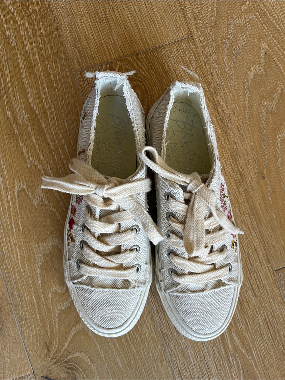 Casual Cream Lace-Up Sneakers with Floral Embroidery
